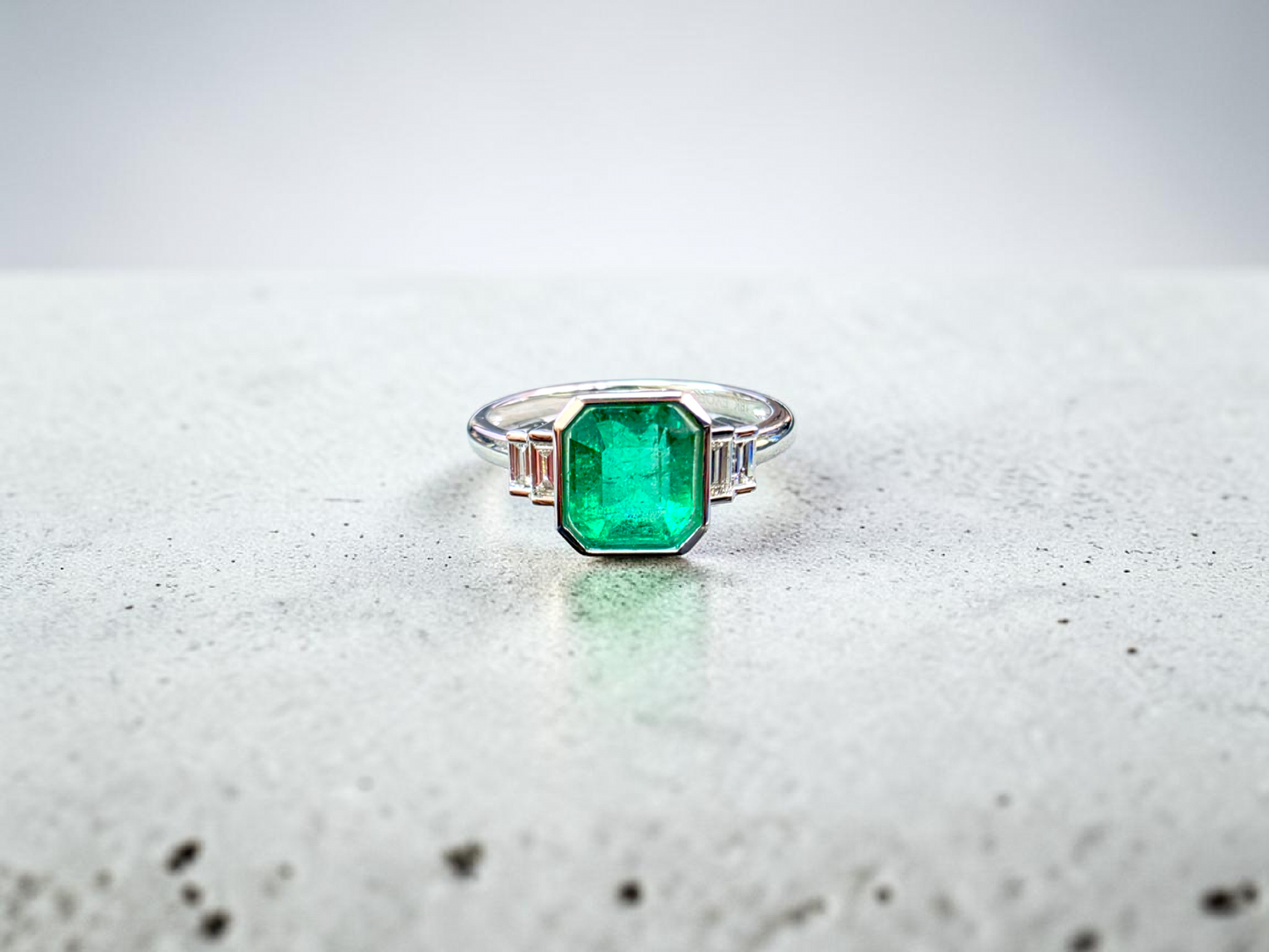 Akita MADE IN JAPAN Certified 2.41 cts. Bright Green Columbian Emerald Ring (with 18K White Gold and White Diamonds) Size US10  - R23