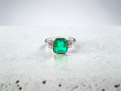 Akita MADE IN JAPAN Certified 2.41 cts. Bright Green Columbian Emerald Ring (with 18K White Gold and White Diamonds) Size US10  - R23