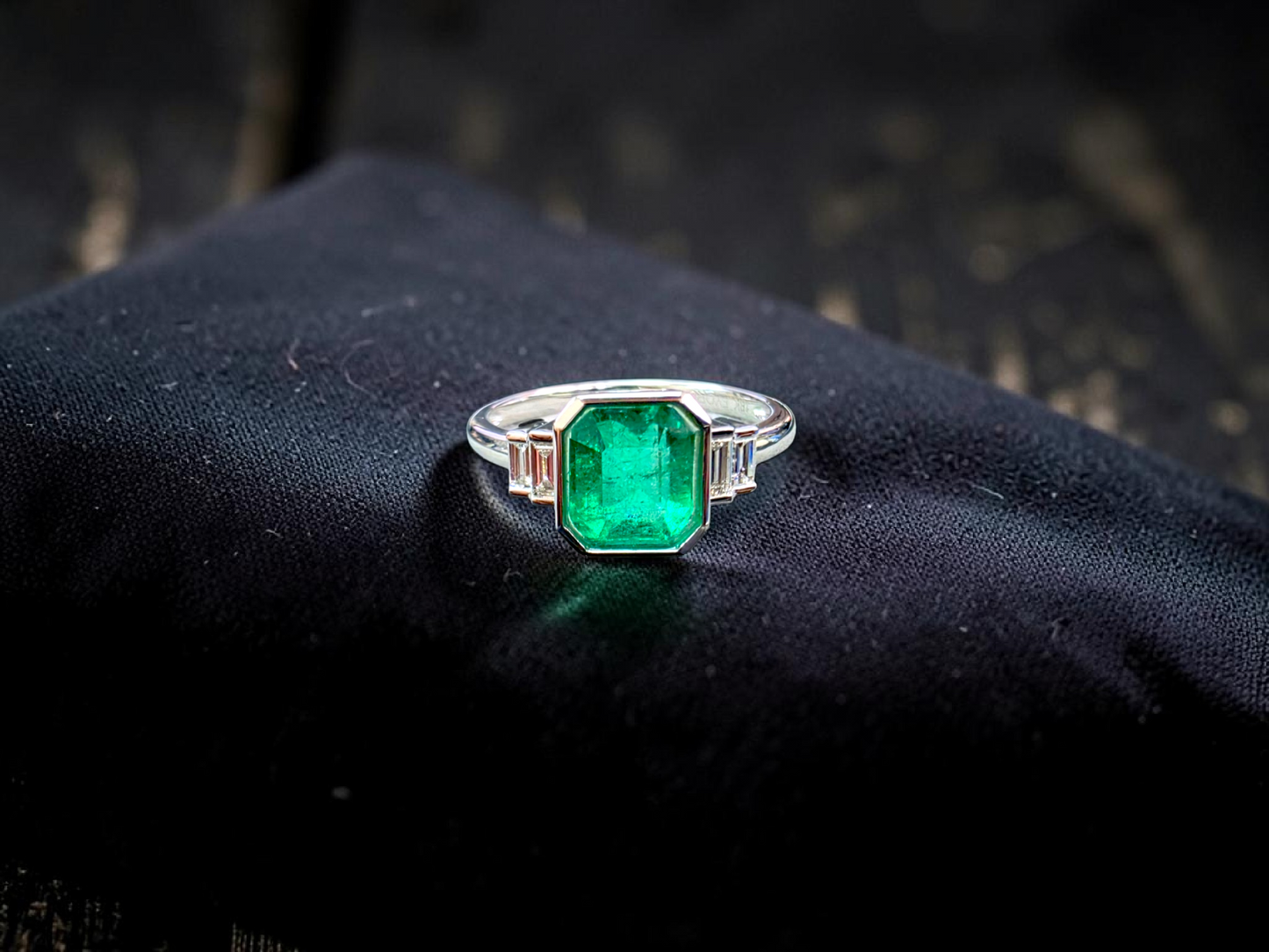 Akita MADE IN JAPAN Certified 2.41 cts. Bright Green Columbian Emerald Ring (with 18K White Gold and White Diamonds) Size US10  - R23