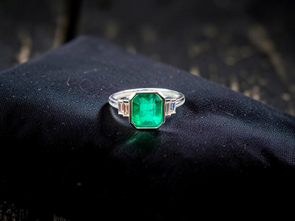 Akita MADE IN JAPAN Certified 2.41 cts. Bright Green Columbian Emerald Ring (with 18K White Gold and White Diamonds) Size US10  - R23