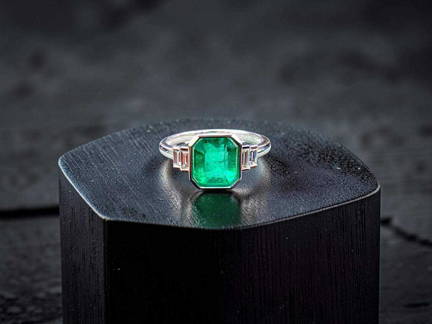 Akita MADE IN JAPAN Certified 2.41 cts. Bright Green Columbian Emerald Ring (with 18K White Gold and White Diamonds) Size US10  - R23