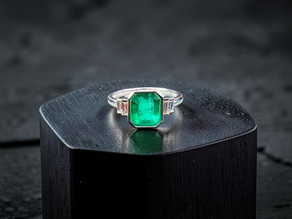 Akita MADE IN JAPAN Certified 2.41 cts. Bright Green Columbian Emerald Ring (with 18K White Gold and White Diamonds) Size US10  - R23