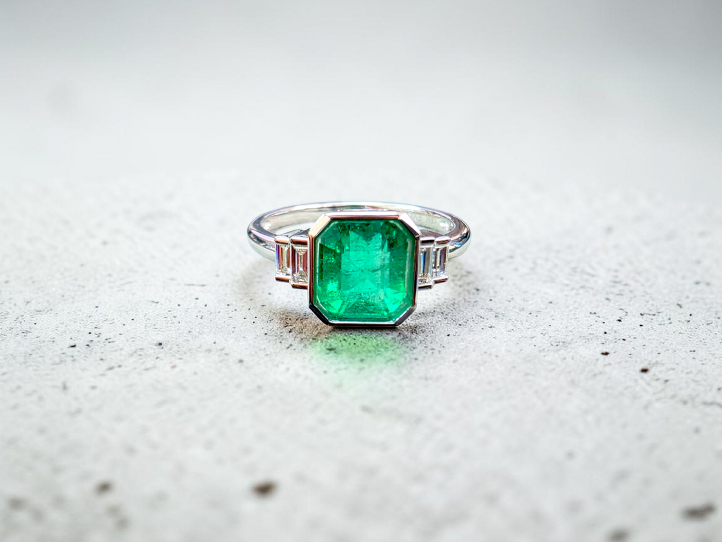 Akita MADE IN JAPAN Certified 2.41 cts. Bright Green Columbian Emerald Ring (with 18K White Gold and White Diamonds) Size US10  - R23