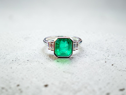 Akita MADE IN JAPAN Certified 2.41 cts. Bright Green Columbian Emerald Ring (with 18K White Gold and White Diamonds) Size US10  - R23