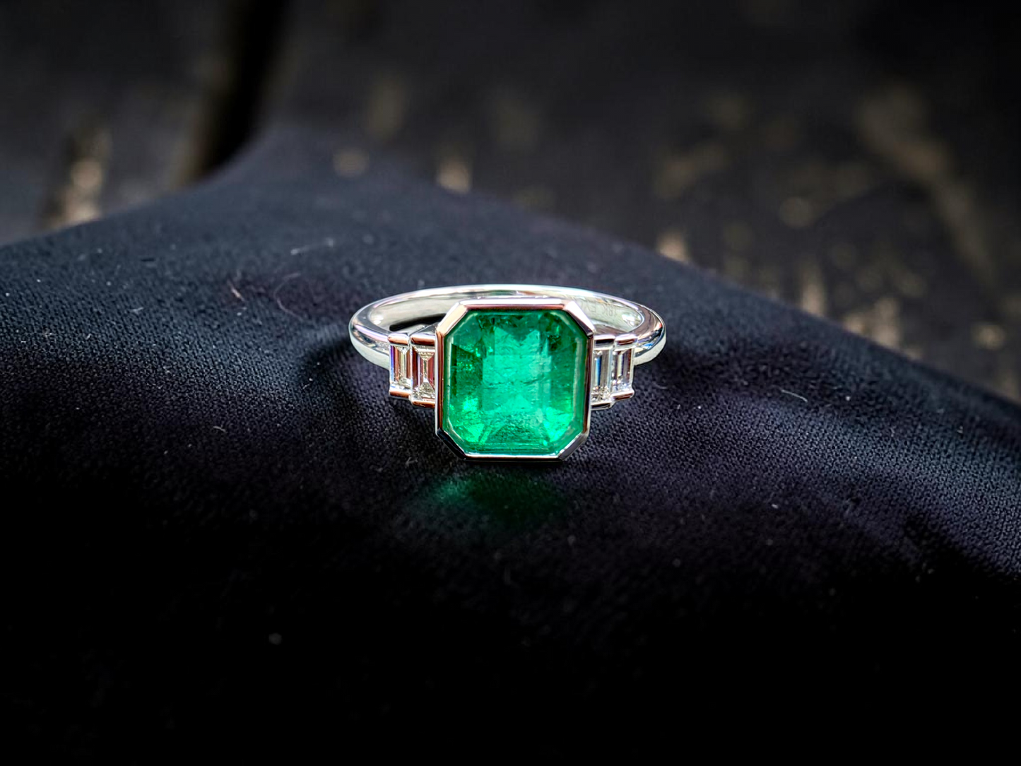 Akita MADE IN JAPAN Certified 2.41 cts. Bright Green Columbian Emerald Ring (with 18K White Gold and White Diamonds) Size US10  - R23