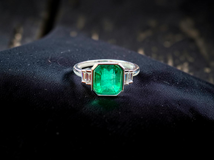 Akita MADE IN JAPAN Certified 2.41 cts. Bright Green Columbian Emerald Ring (with 18K White Gold and White Diamonds) Size US10  - R23