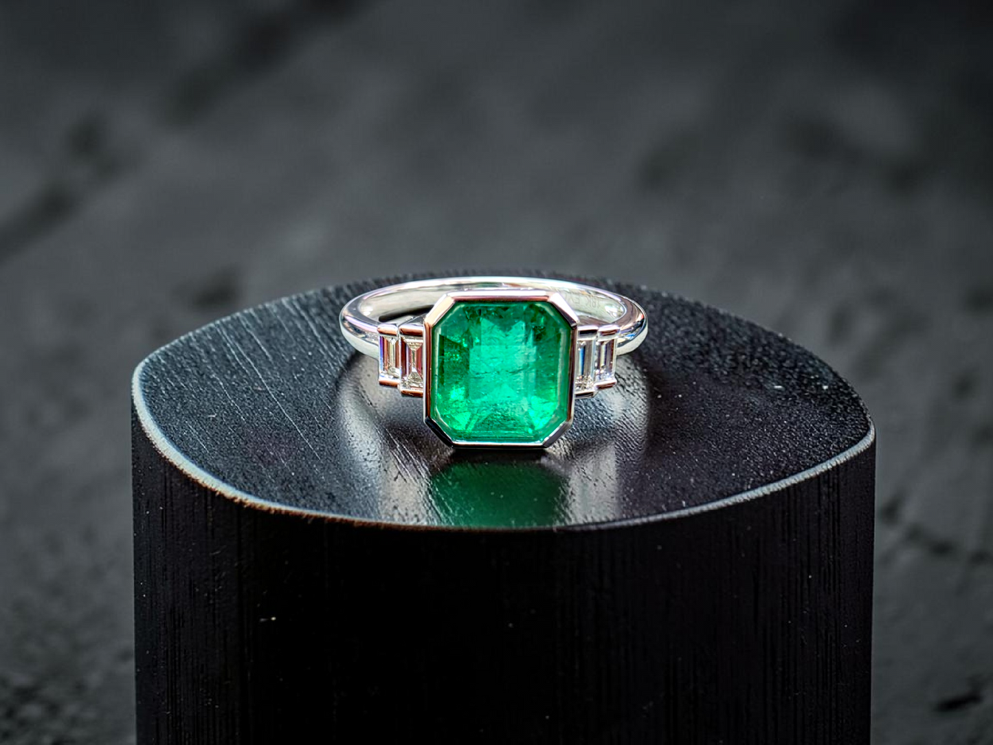 Akita MADE IN JAPAN Certified 2.41 cts. Bright Green Columbian Emerald Ring (with 18K White Gold and White Diamonds) Size US10  - R23