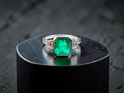 Akita MADE IN JAPAN Certified 2.41 cts. Bright Green Columbian Emerald Ring (with 18K White Gold and White Diamonds) Size US10  - R23
