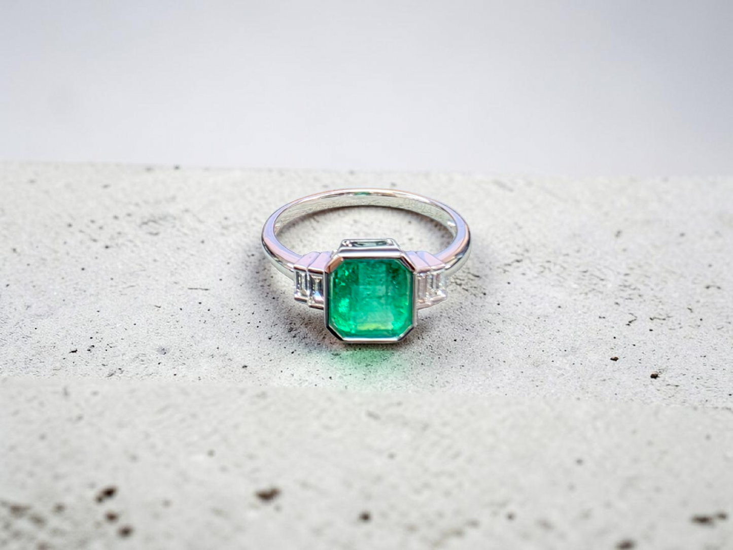 Akita MADE IN JAPAN Certified 2.41 cts. Bright Green Columbian Emerald Ring (with 18K White Gold and White Diamonds) Size US10  - R23