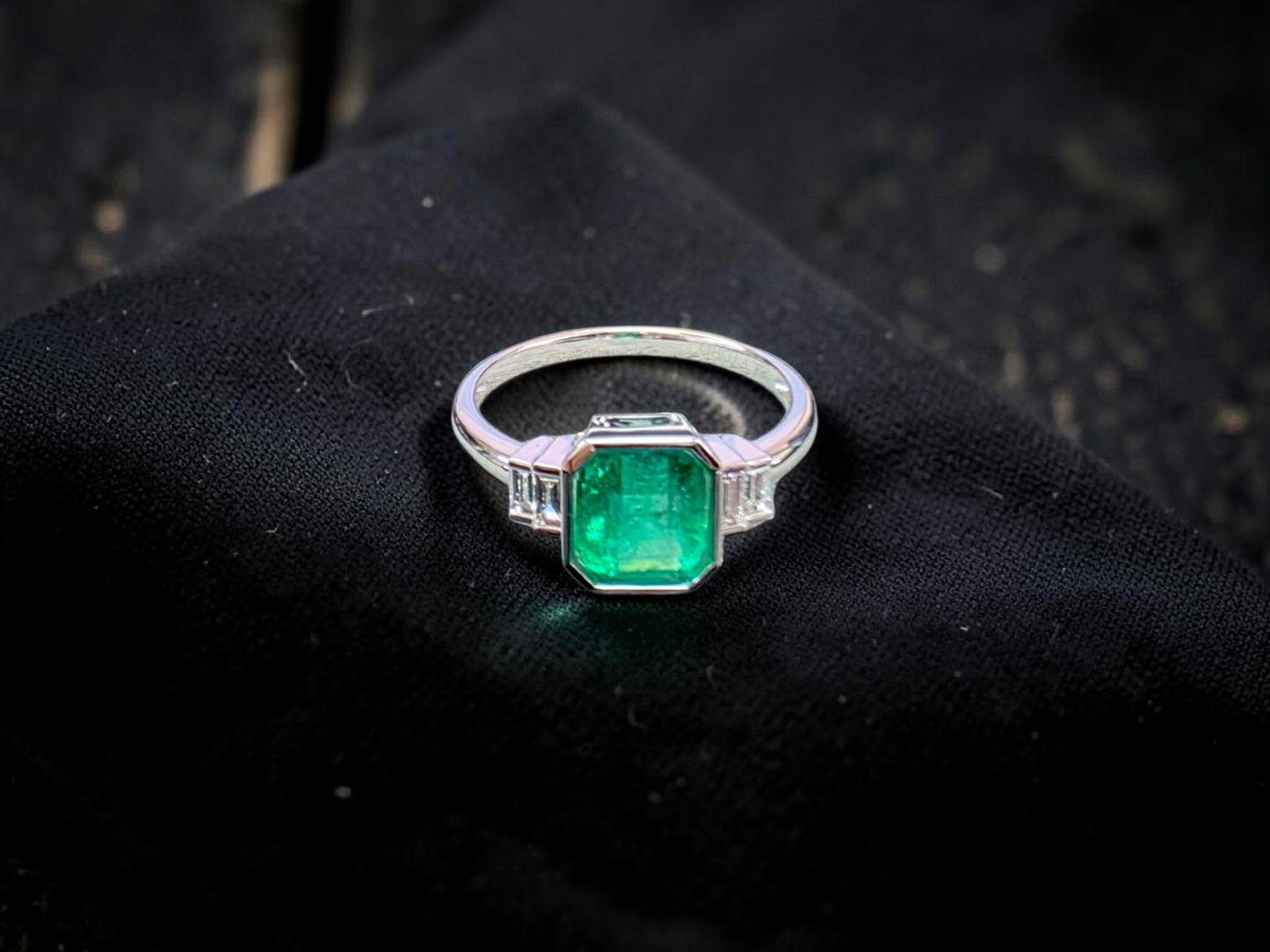 Akita MADE IN JAPAN Certified 2.41 cts. Bright Green Columbian Emerald Ring (with 18K White Gold and White Diamonds) Size US10  - R23