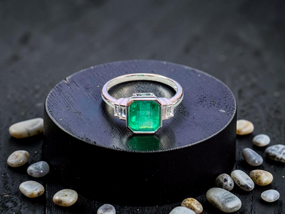Akita MADE IN JAPAN Certified 2.41 cts. Bright Green Columbian Emerald Ring (with 18K White Gold and White Diamonds) Size US10  - R23