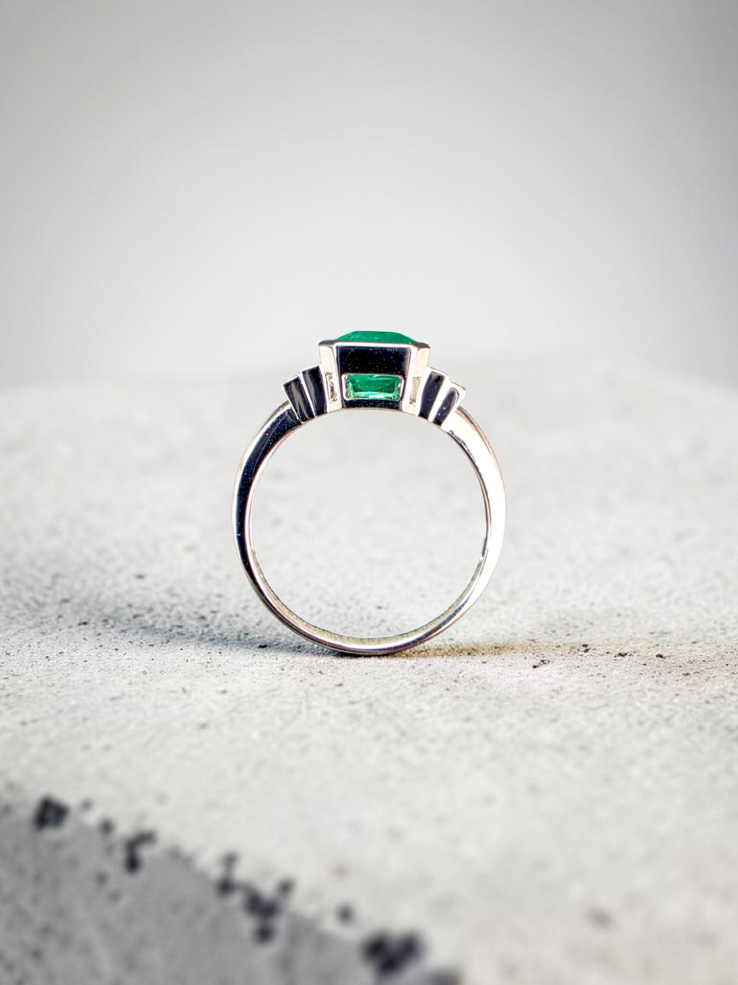 Akita MADE IN JAPAN Certified 2.41 cts. Bright Green Columbian Emerald Ring (with 18K White Gold and White Diamonds) Size US10  - R23