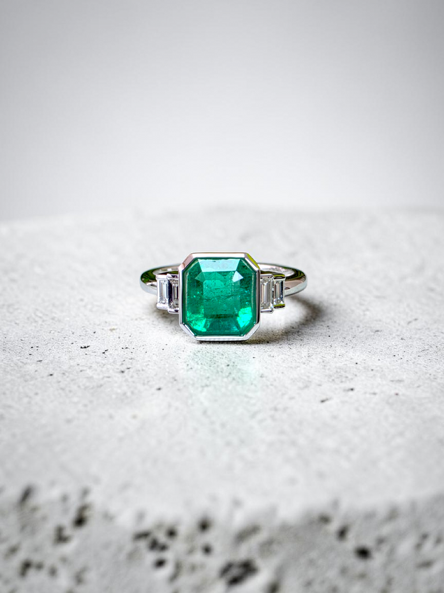 Akita MADE IN JAPAN Certified 2.41 cts. Bright Green Columbian Emerald Ring (with 18K White Gold and White Diamonds) Size US10  - R23