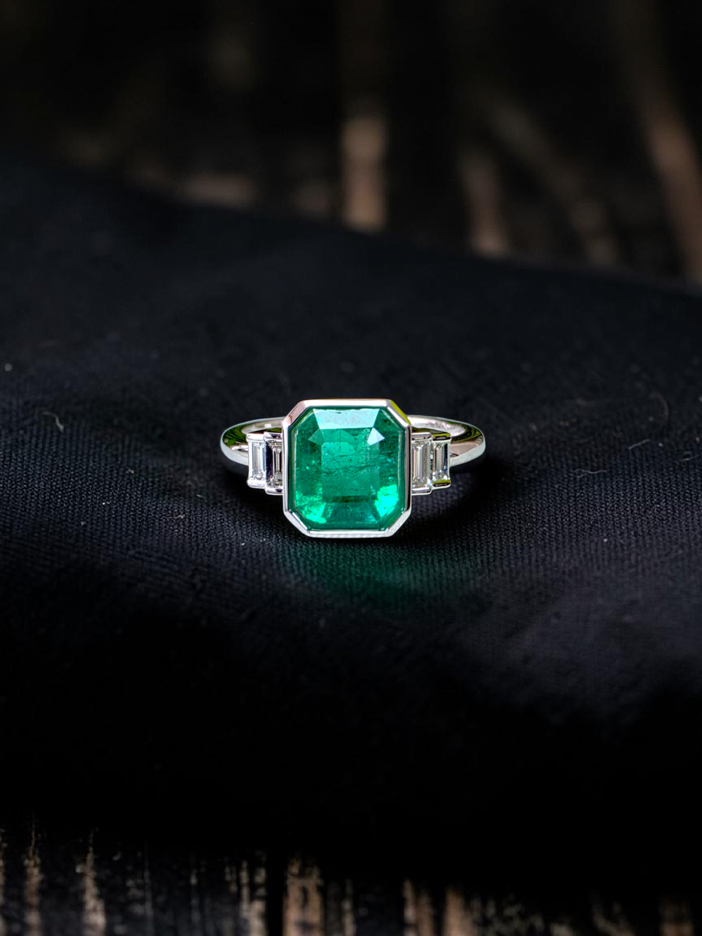 Akita MADE IN JAPAN Certified 2.41 cts. Bright Green Columbian Emerald Ring (with 18K White Gold and White Diamonds) Size US10  - R23