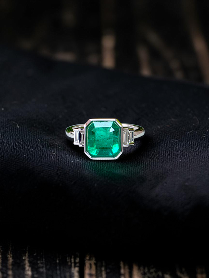 Akita MADE IN JAPAN Certified 2.41 cts. Bright Green Columbian Emerald Ring (with 18K White Gold and White Diamonds) Size US10  - R23