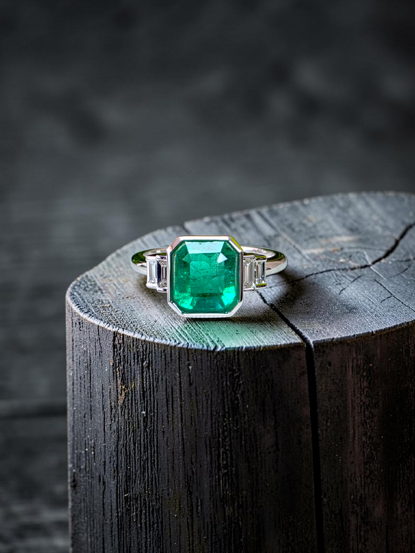 Akita MADE IN JAPAN Certified 2.41 cts. Bright Green Columbian Emerald Ring (with 18K White Gold and White Diamonds) Size US10  - R23