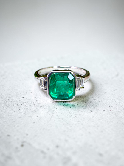 Akita MADE IN JAPAN Certified 2.41 cts. Bright Green Columbian Emerald Ring (with 18K White Gold and White Diamonds) Size US10  - R23