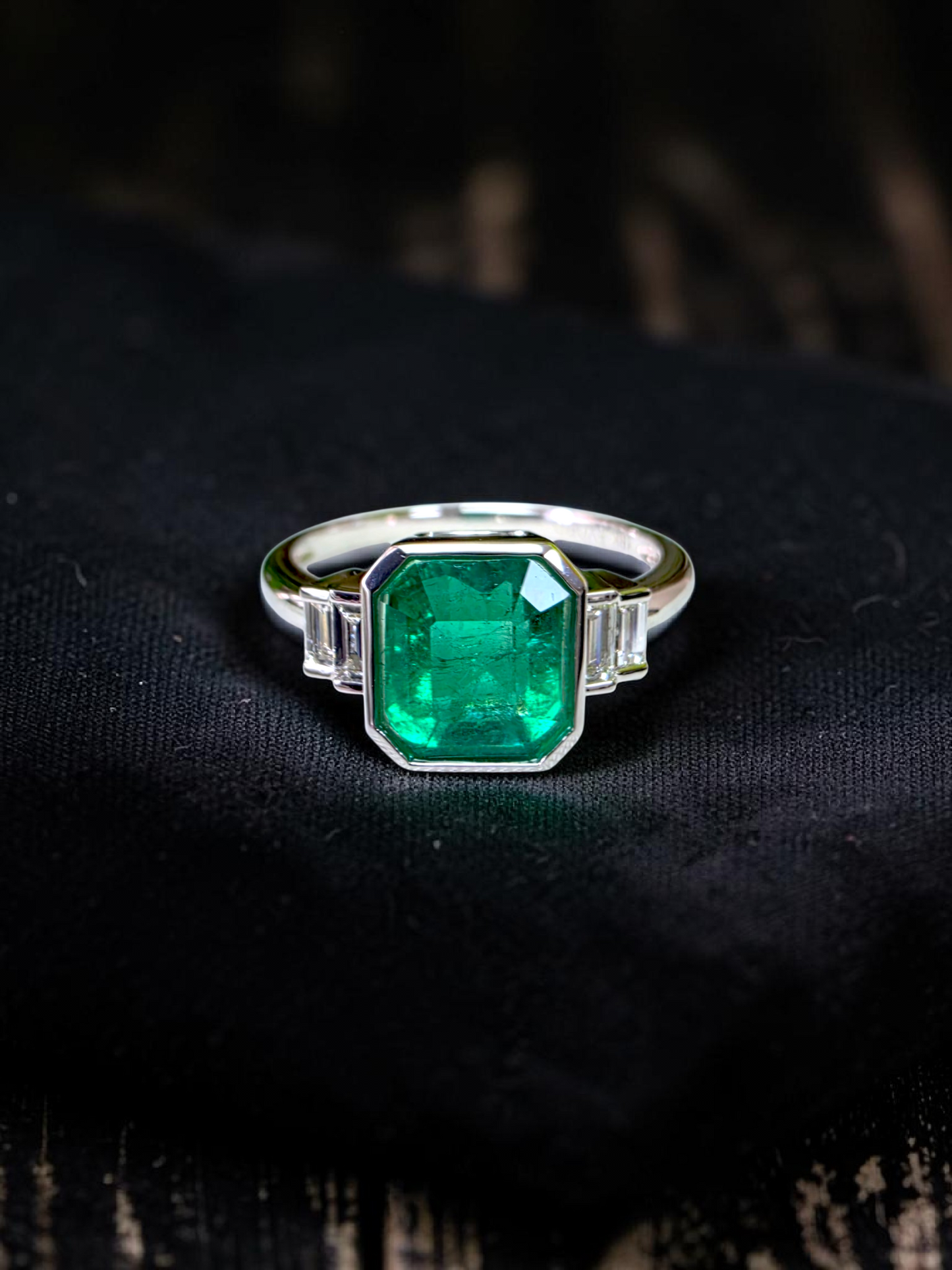 Akita MADE IN JAPAN Certified 2.41 cts. Bright Green Columbian Emerald Ring (with 18K White Gold and White Diamonds) Size US10  - R23
