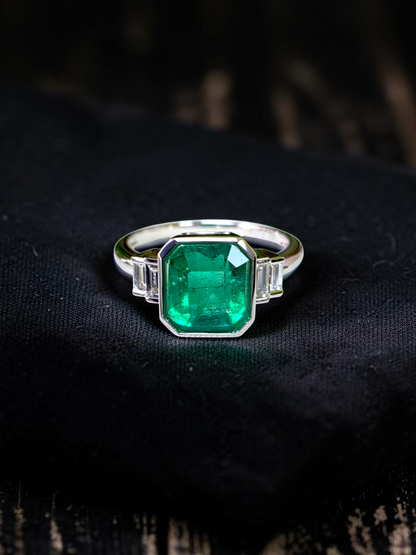 Akita MADE IN JAPAN Certified 2.41 cts. Bright Green Columbian Emerald Ring (with 18K White Gold and White Diamonds) Size US10  - R23