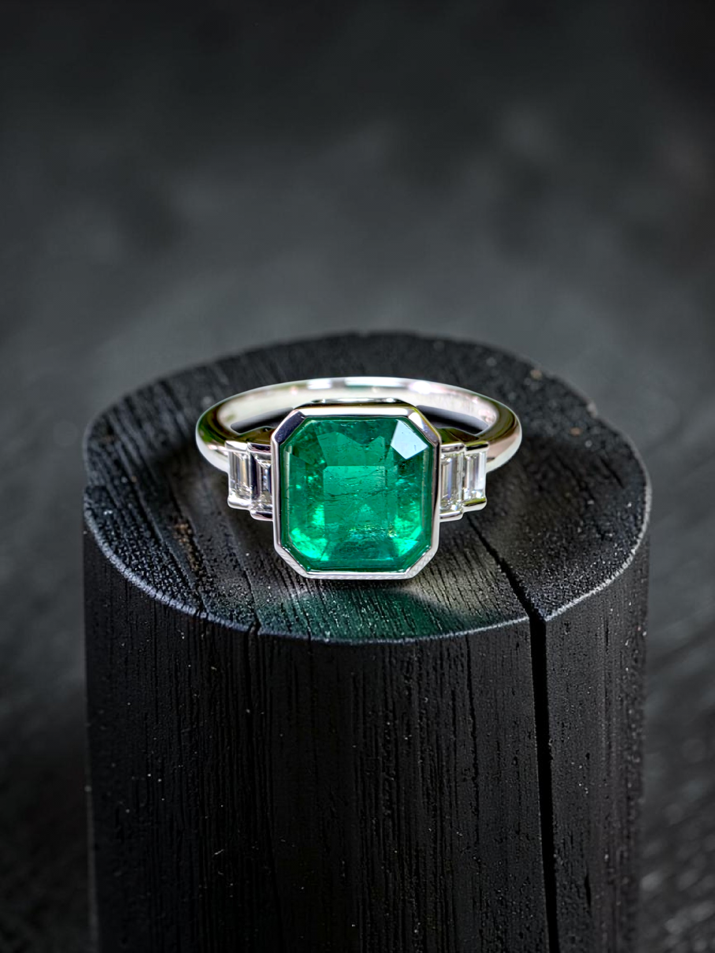 Akita MADE IN JAPAN Certified 2.41 cts. Bright Green Columbian Emerald Ring (with 18K White Gold and White Diamonds) Size US10  - R23