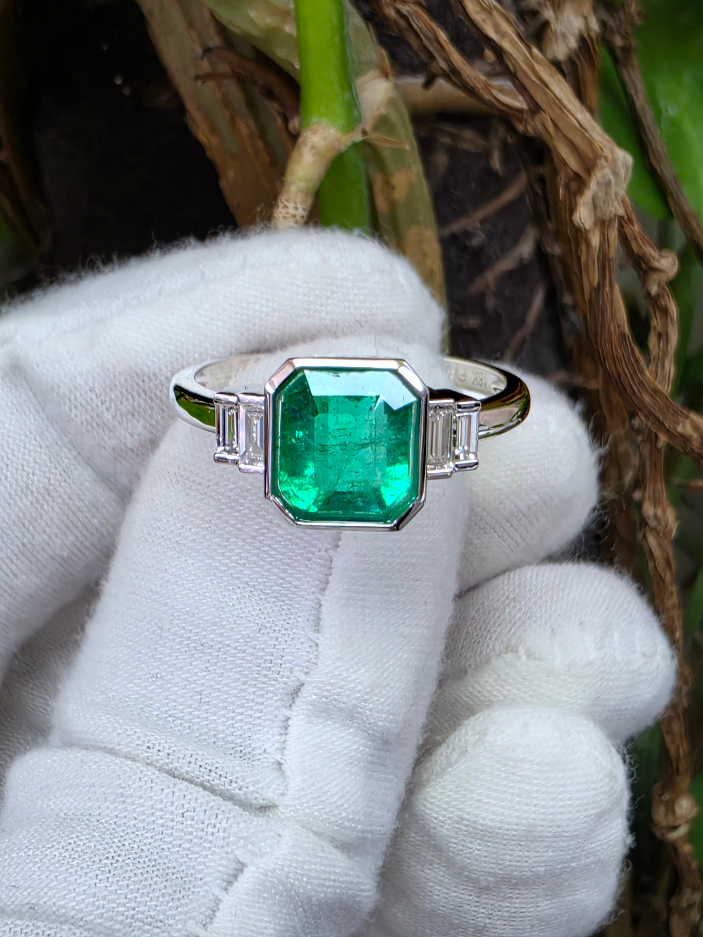 Akita MADE IN JAPAN Certified 2.41 cts. Bright Green Columbian Emerald Ring (with 18K White Gold and White Diamonds) Size US10  - R23