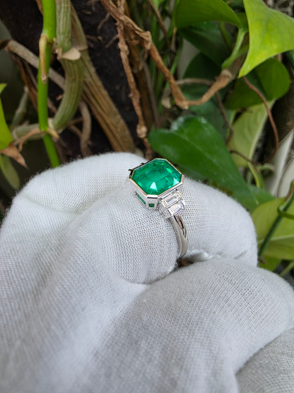Akita MADE IN JAPAN Certified 2.41 cts. Bright Green Columbian Emerald Ring (with 18K White Gold and White Diamonds) Size US10  - R23