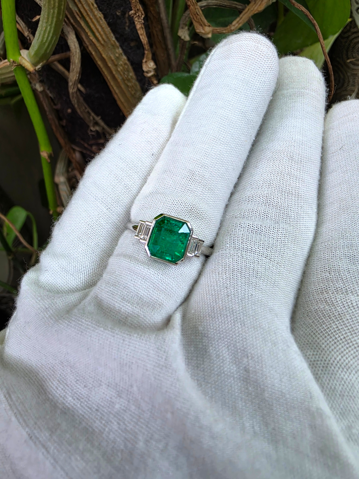 Akita MADE IN JAPAN Certified 2.41 cts. Bright Green Columbian Emerald Ring (with 18K White Gold and White Diamonds) Size US10  - R23