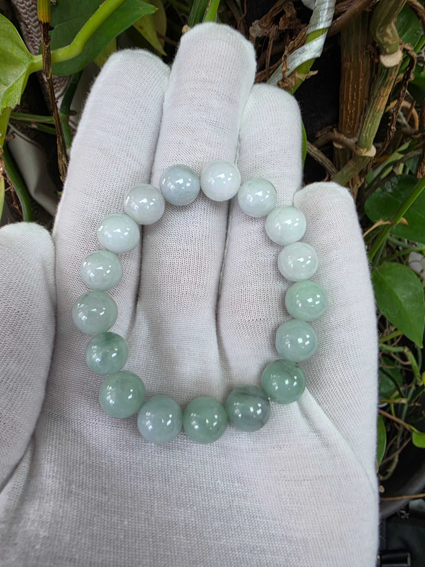 Japanese Pale Green Hombre Burmese A-Jade Beaded Bracelet (MADE IN JAPAN) (10 mm Each x 17 beads) 05062