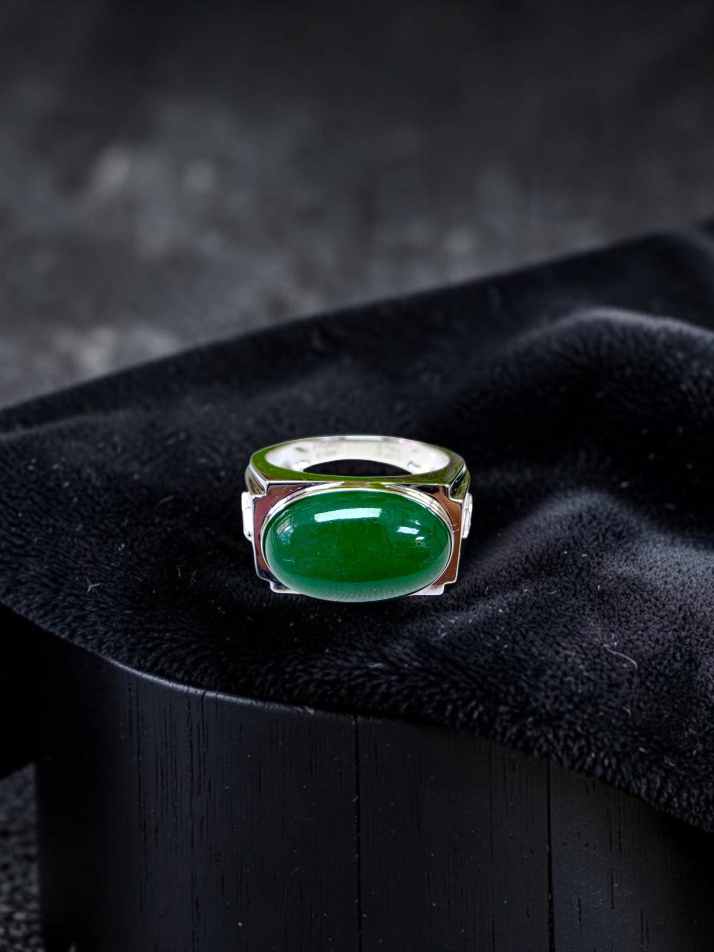 Chita MADE IN JAPAN 8.80 cts. Certified Intense Green Burmese A-Jadeite Men's Ring (18K White Gold and White Diamonds) Size US9.5  - R25