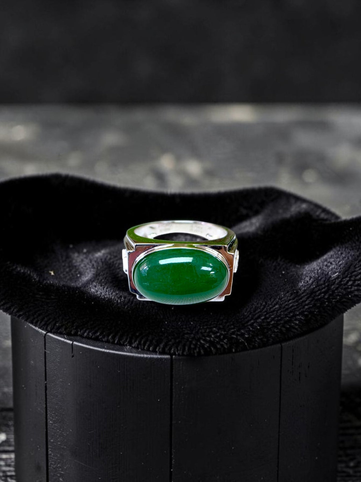 Chita MADE IN JAPAN 8.80 cts. Certified Intense Green Burmese A-Jadeite Men's Ring (18K White Gold and White Diamonds) Size US9.5  - R25