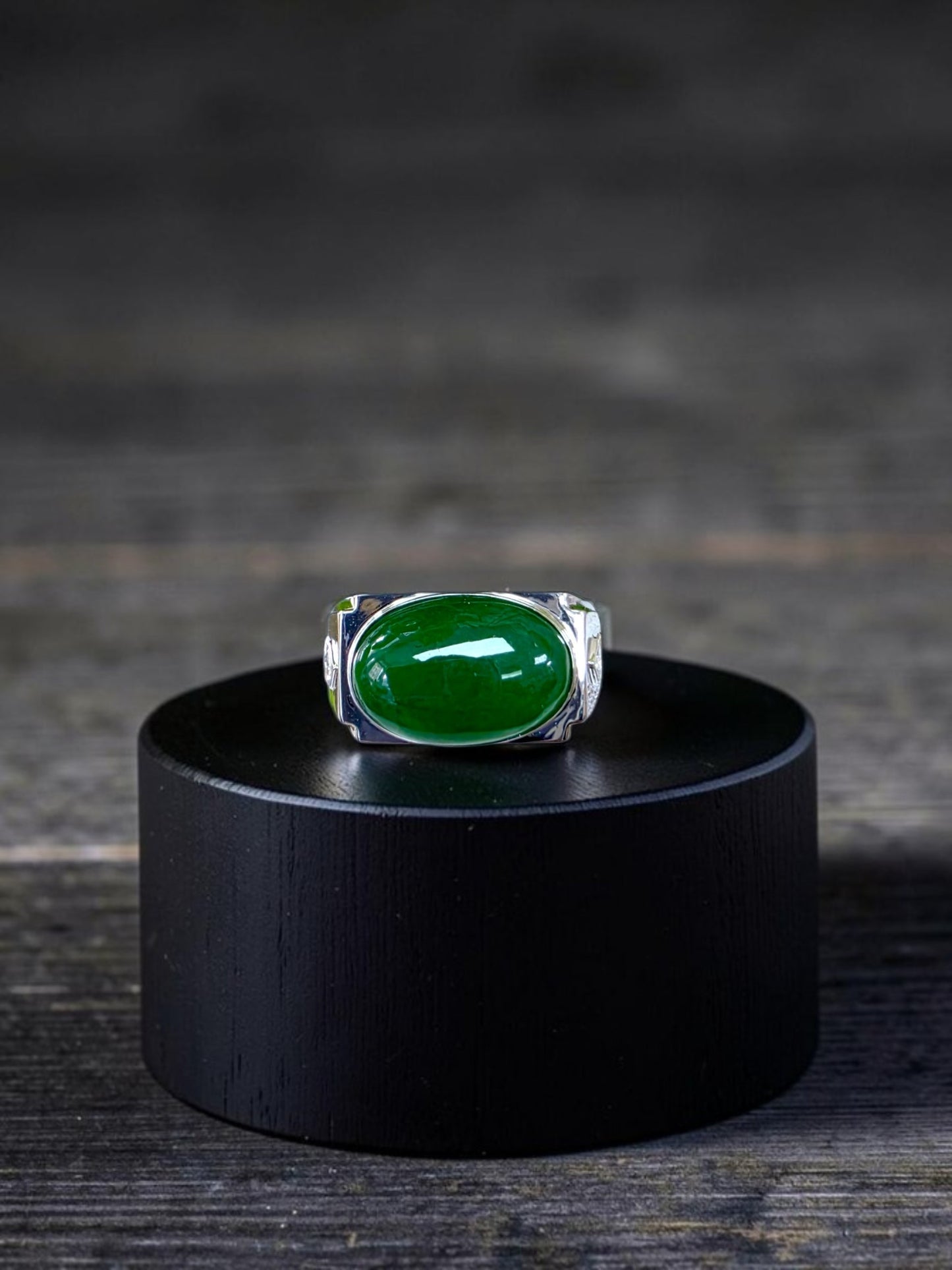 Chita MADE IN JAPAN 8.80 cts. Certified Intense Green Burmese A-Jadeite Men's Ring (18K White Gold and White Diamonds) Size US9.5  - R25