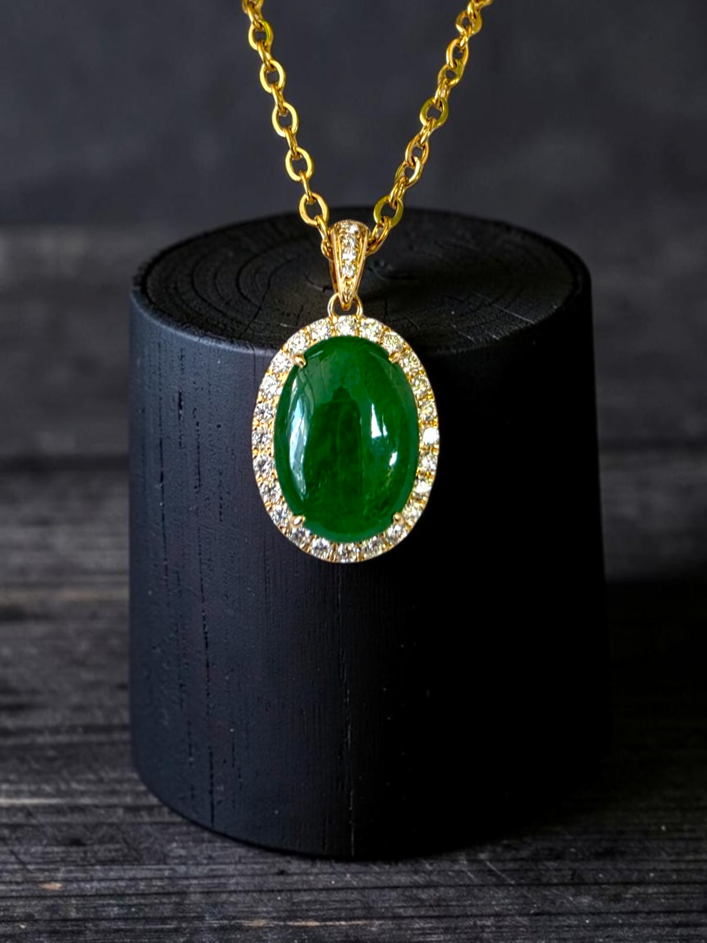 Toyoake MADE IN JAPAN 5.05 cts. Certified Bright Imperial Green Burmese A-Jadeite Pendant (with 18K Yellow Gold and White Diamonds)