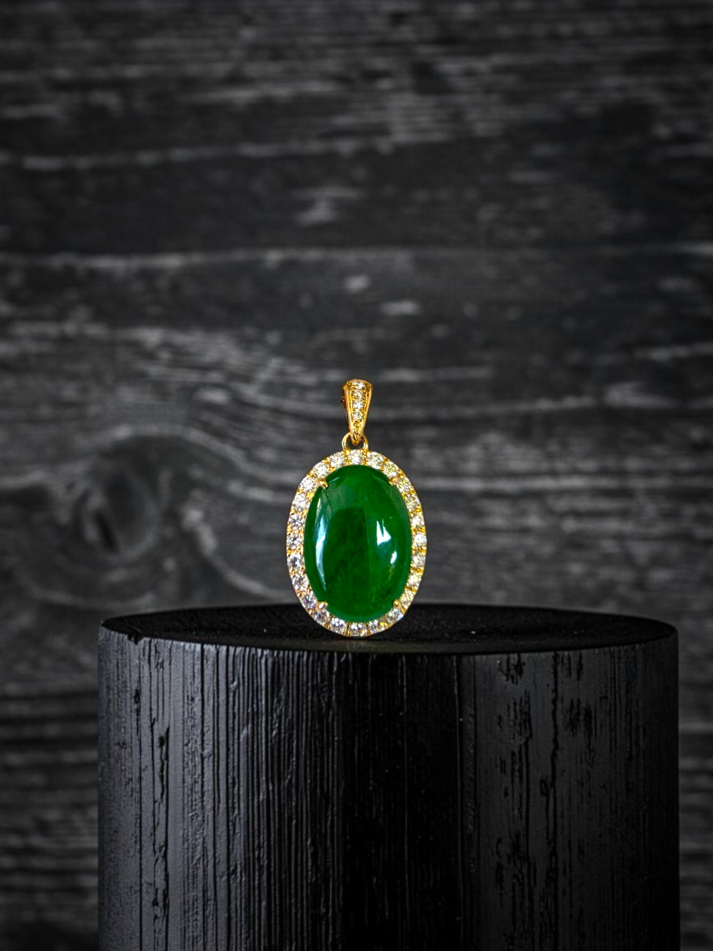 Toyoake MADE IN JAPAN 5.05 cts. Certified Bright Imperial Green Burmese A-Jadeite Pendant (with 18K Yellow Gold and White Diamonds)