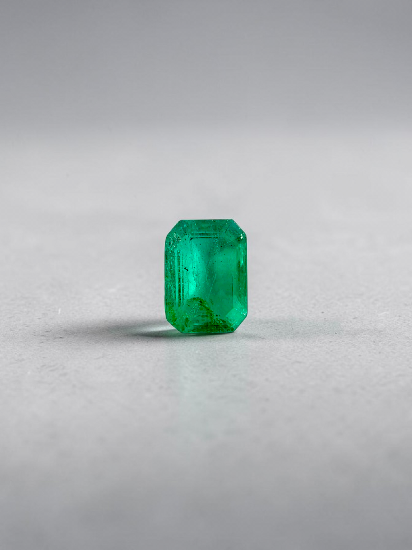 GIA Certified 1.98 cts Minor Oil Bright Green (Columbia) Emerald Octagon Shape Loose Stone LS82