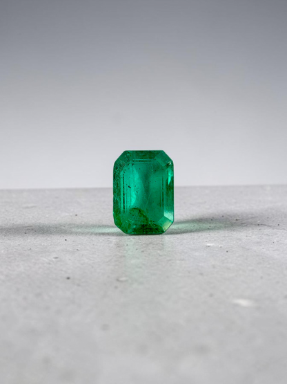 GIA Certified 1.98 cts Minor Oil Bright Green (Columbia) Emerald Octagon Shape Loose Stone LS82