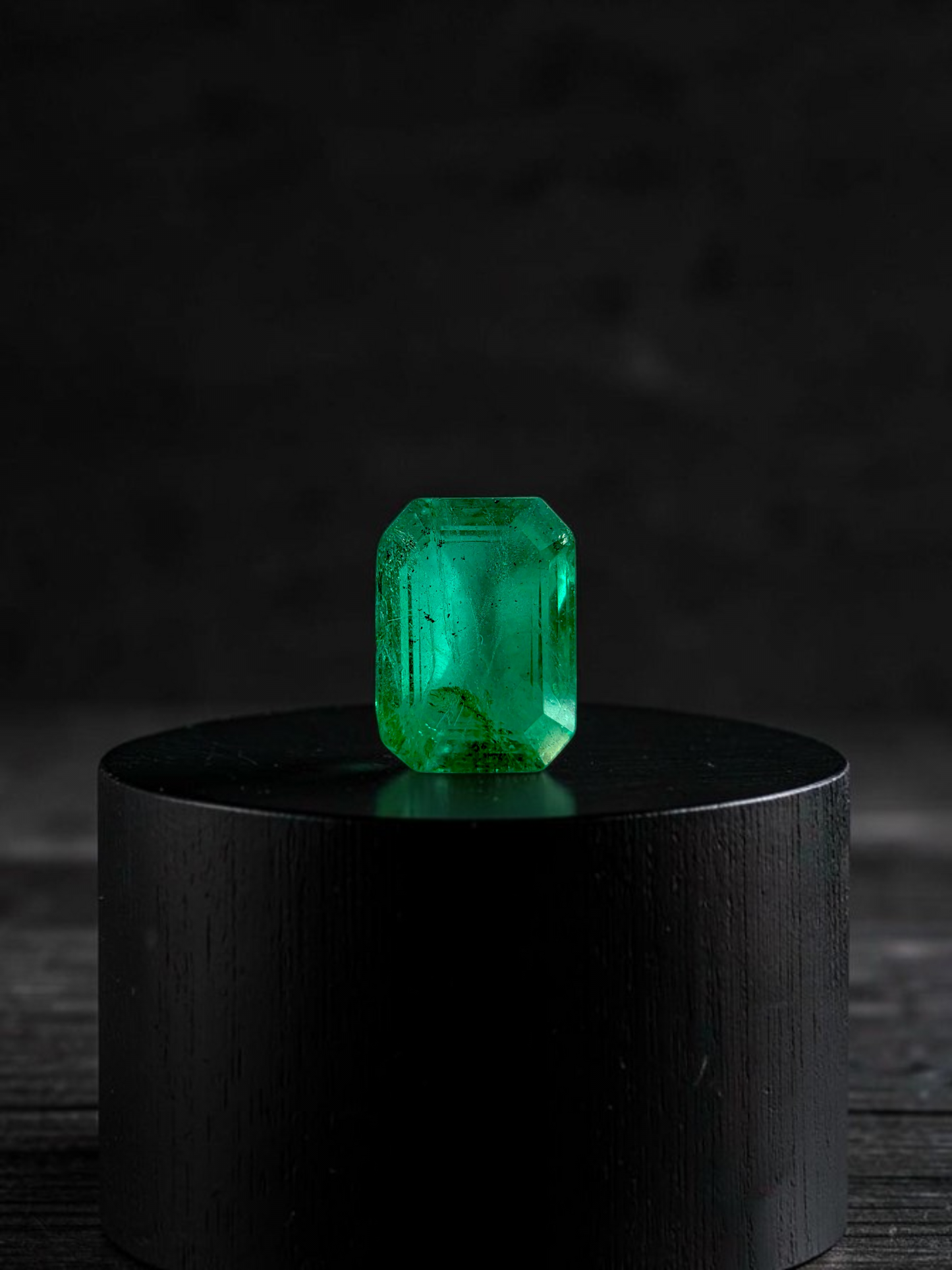 GIA Certified 1.98 cts Minor Oil Bright Green (Columbia) Emerald Octagon Shape Loose Stone LS82