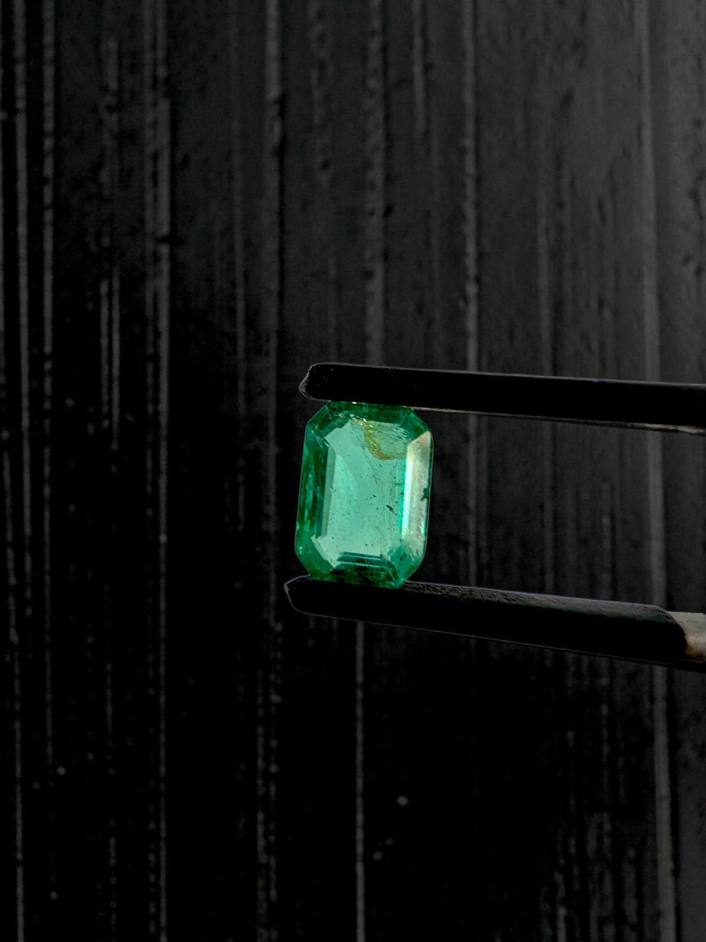 GIA Certified 1.98 cts Minor Oil Bright Green (Columbia) Emerald Octagon Shape Loose Stone LS82