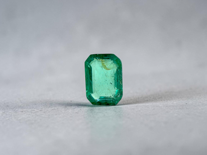 GIA Certified 1.98 cts Minor Oil Bright Green (Columbia) Emerald Octagon Shape Loose Stone LS82