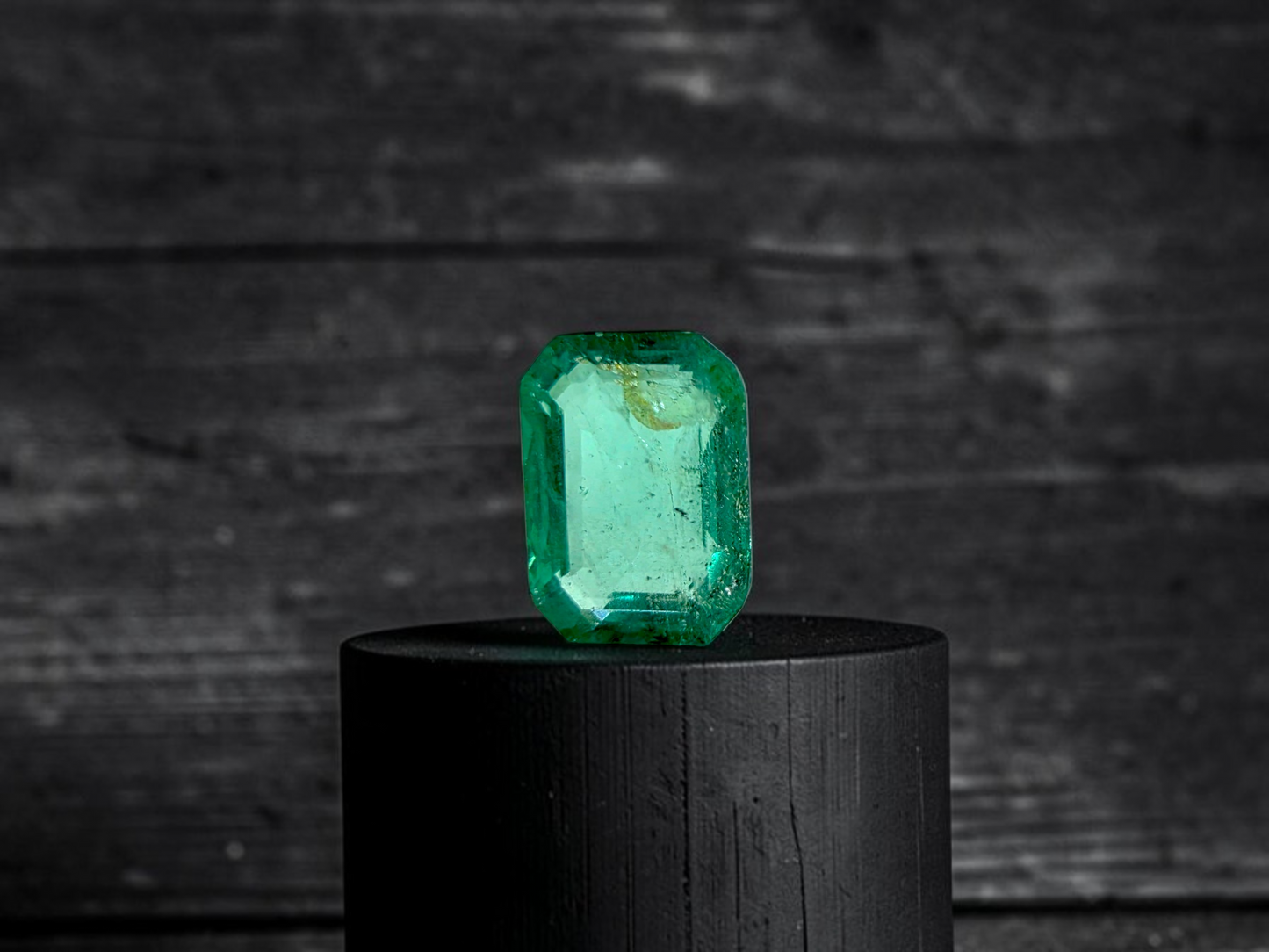 GIA Certified 1.98 cts Minor Oil Bright Green (Columbia) Emerald Octagon Shape Loose Stone LS82