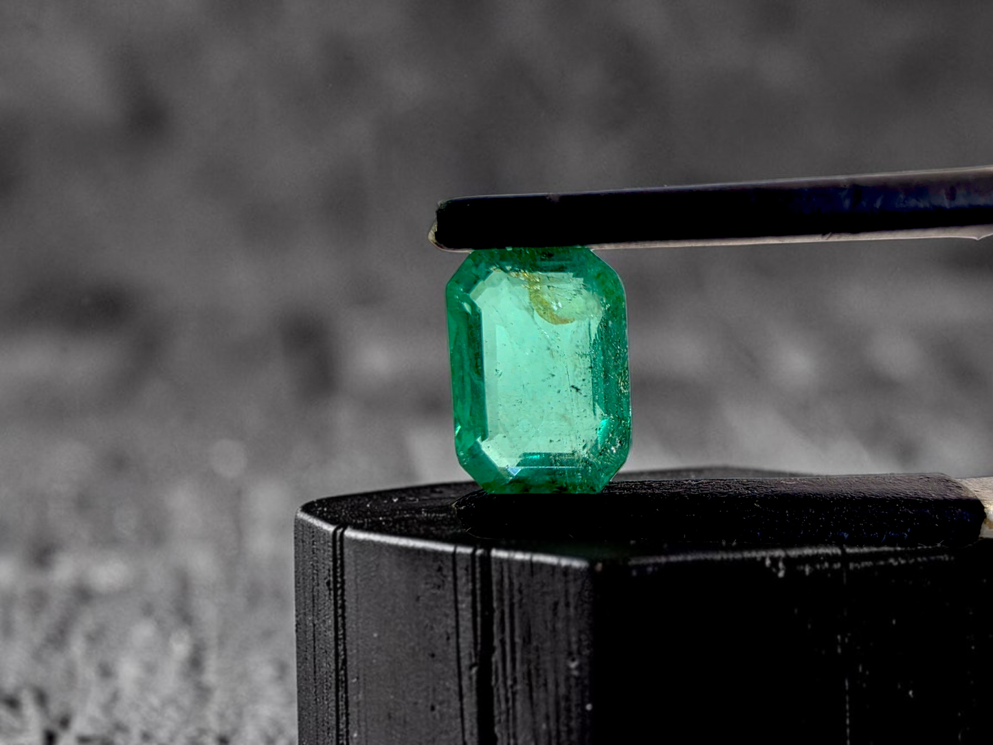 GIA Certified 1.98 cts Minor Oil Bright Green (Columbia) Emerald Octagon Shape Loose Stone LS82