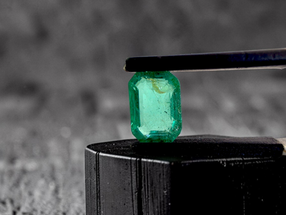 GIA Certified 1.98 cts Minor Oil Bright Green (Columbia) Emerald Octagon Shape Loose Stone LS82