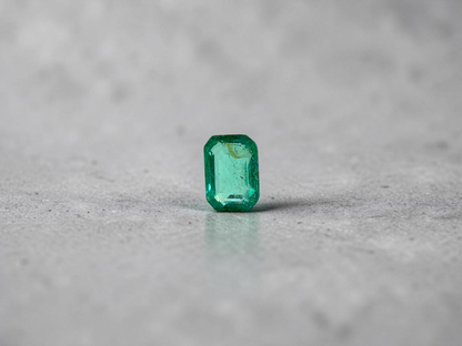 GIA Certified 1.98 cts Minor Oil Bright Green (Columbia) Emerald Octagon Shape Loose Stone LS82