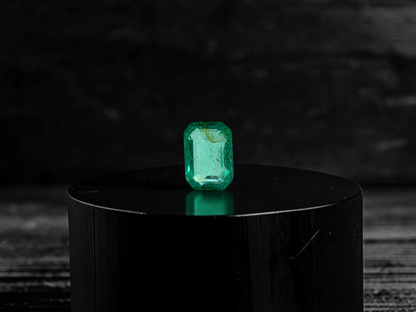 GIA Certified 1.98 cts Minor Oil Bright Green (Columbia) Emerald Octagon Shape Loose Stone LS82