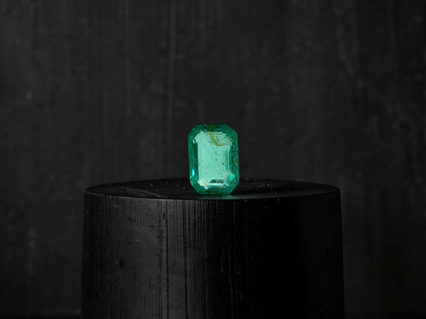 GIA Certified 1.98 cts Minor Oil Bright Green (Columbia) Emerald Octagon Shape Loose Stone LS82