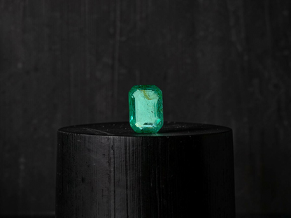 GIA Certified 1.98 cts Minor Oil Bright Green (Columbia) Emerald Octagon Shape Loose Stone LS82