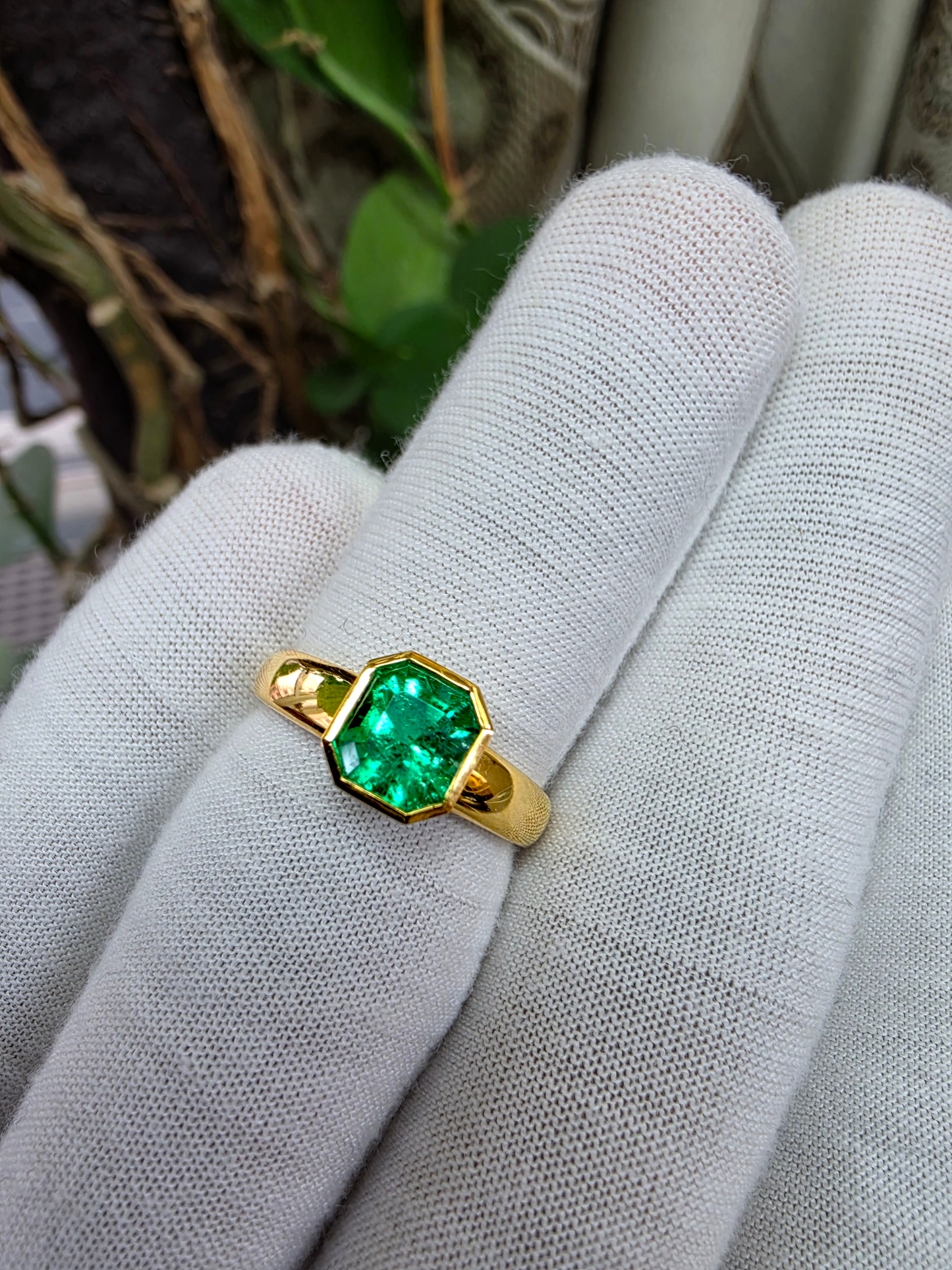 GIA Certified (F2) Choshi (Made in JAPAN) 1.61 cts. Bright Vivid Green Columbian Emerald Ring (with 18K Yellow Gold) Size US8.5  - R30