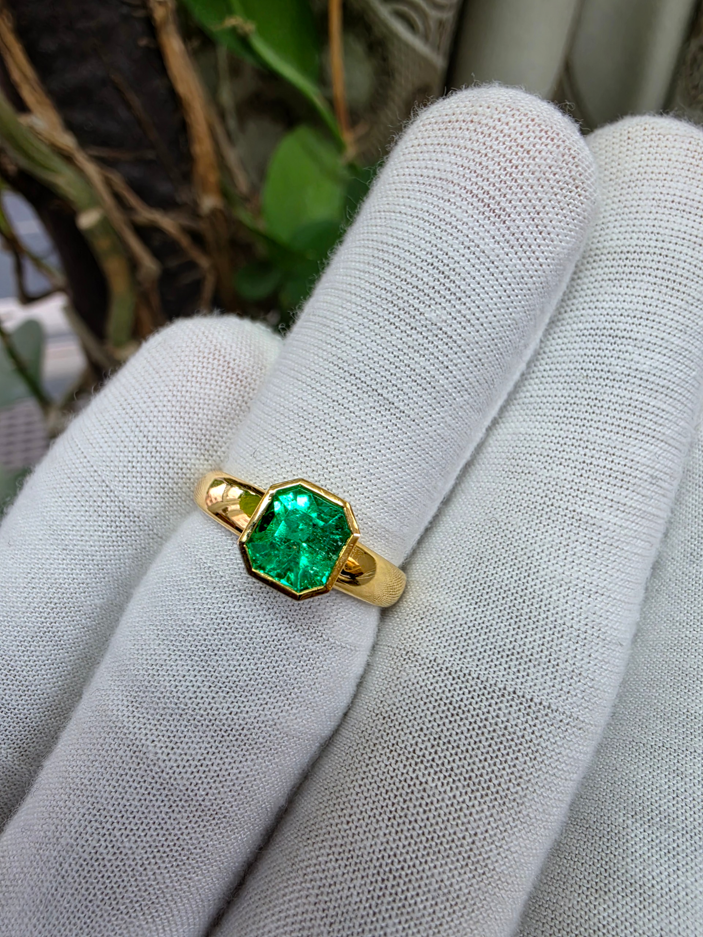 GIA Certified (F2) Choshi (Made in JAPAN) 1.61 cts. Bright Vivid Green Columbian Emerald Ring (with 18K Yellow Gold) Size US8.5  - R30