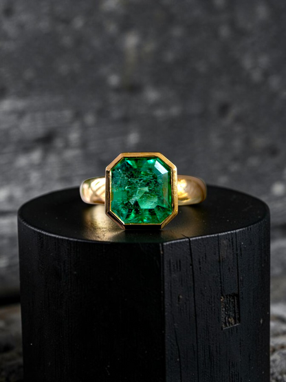 GIA Certified (F2) Choshi (Made in JAPAN) 1.61 cts. Bright Vivid Green Columbian Emerald Ring (with 18K Yellow Gold) Size US8.5  - R30