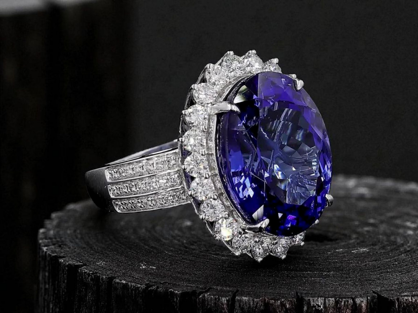 Avellino (13.50 cts.) Tanzanite and Natural Diamonds Ring (with 18K White Gold) -R3955