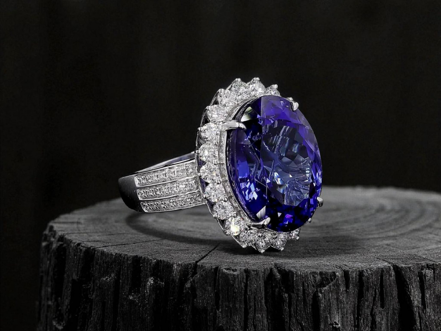 Avellino (13.50 cts.) Tanzanite and Natural Diamonds Ring (with 18K White Gold) -R3955